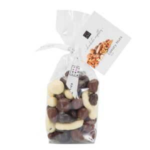 Photo d'un sachet de noix enrobés de chocolat, présenté sur un fond blanc.