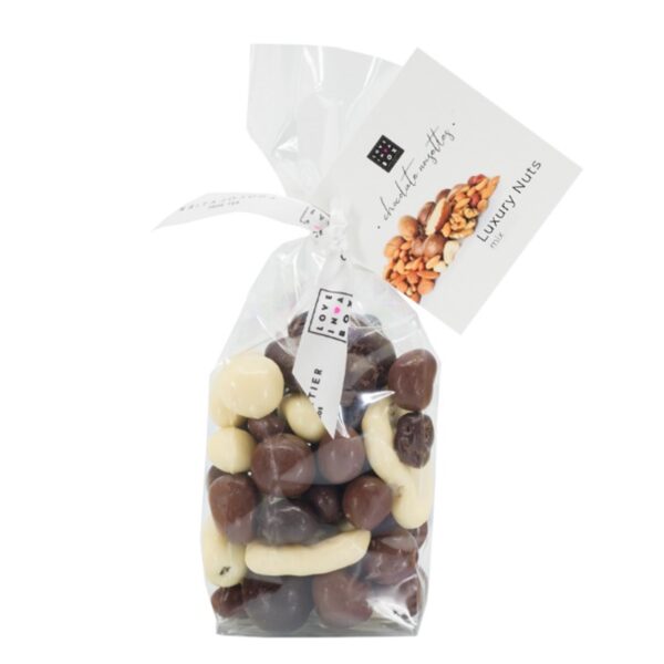 Photo d'un sachet de noix enrobés de chocolat, présenté sur un fond blanc.