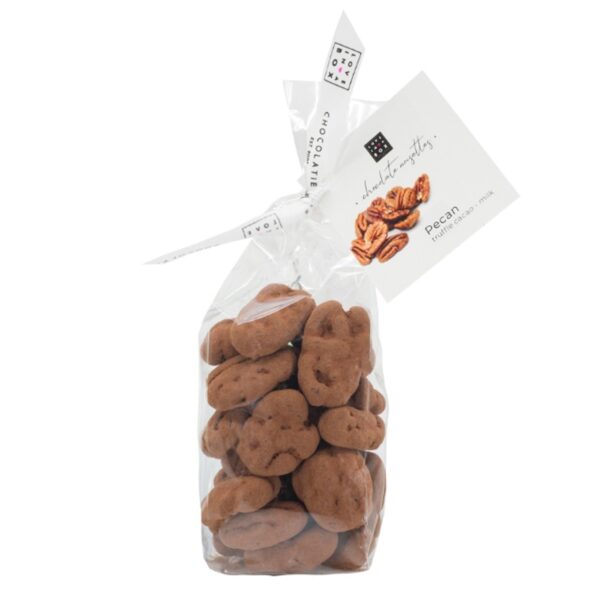 Photo d'un sachet de noix enrobés de chocolat, présenté sur un fond blanc.