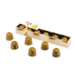 Photo d'une boite de chocolats, présenté sur un fond blanc.