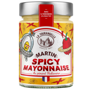 Photo d'une mayonnaise, présentée sur un fond blanc. Parfait en accompagnement d'un plat.