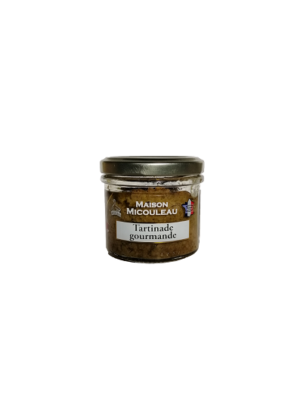 Photo d'une tartinade, présentée sur un fond blanc. Parfait en accompagnement d'un apéritif.