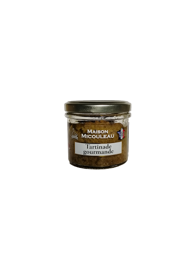 Photo d'une tartinade, présentée sur un fond blanc. Parfait en accompagnement d'un apéritif.