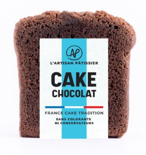 Photo d'une tranche de cake, présentée sur un fond blanc.