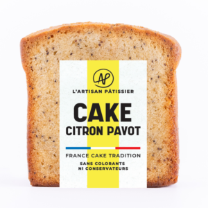 Photo d'une tranche de cake, présentée sur un fond blanc.
