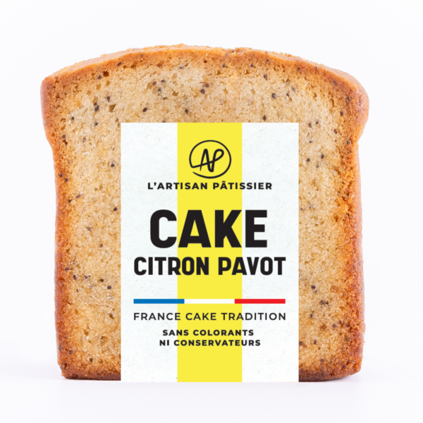 Photo d'une tranche de cake, présentée sur un fond blanc.
