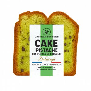 Photo d'une tranche de cake, présentée sur un fond blanc.