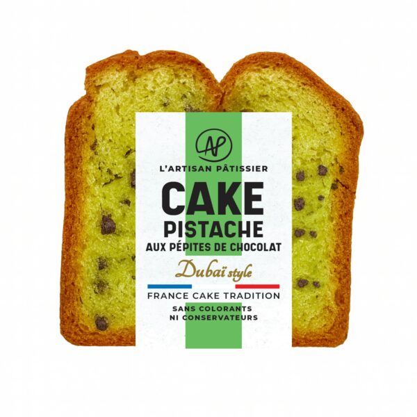 Photo d'une tranche de cake, présentée sur un fond blanc.