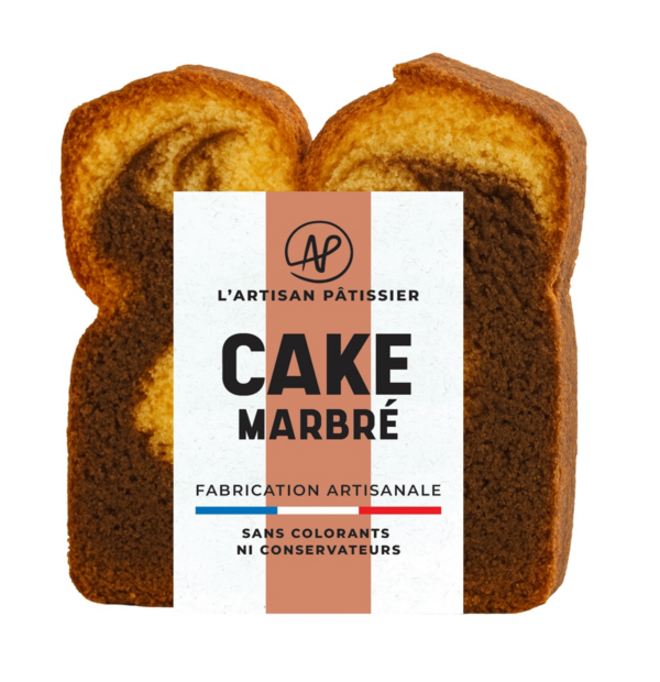 Photo d'une tranche de cake, présentée sur un fond blanc.