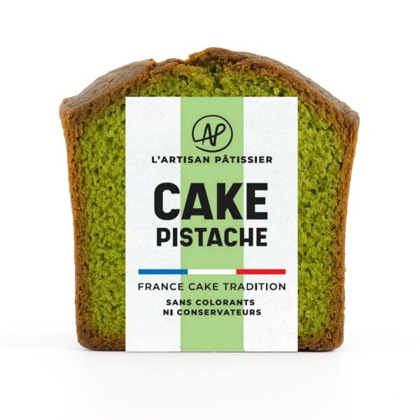Photo d'une tranche de cake, présentée sur un fond blanc.