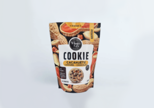 Photo d'un sachet de cookies, présenté sur un fond blanc.