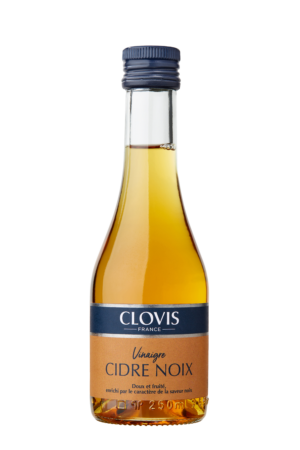 Photo d'un vinaigre, présentée sur un fond blanc. Parfait en accompagnement d'un plat.