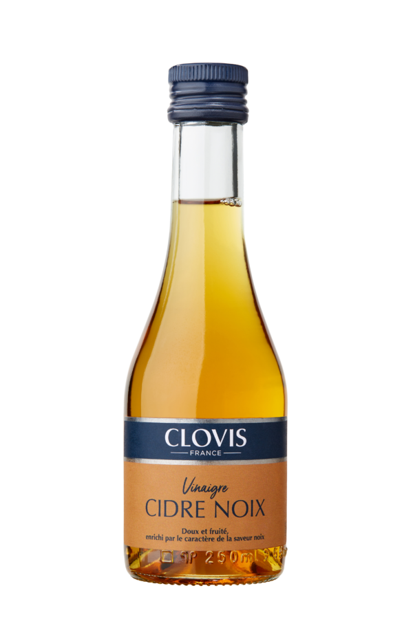 Photo d'un vinaigre, présentée sur un fond blanc. Parfait en accompagnement d'un plat.
