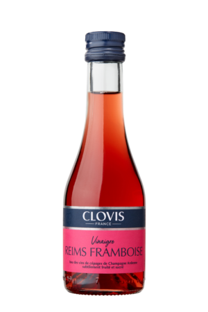 Photo d'un vinaigre, présentée sur un fond blanc. Parfait en accompagnement d'un plat.