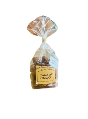 Photo d'un sachet de noix enrobés de chocolat, présenté sur un fond blanc.