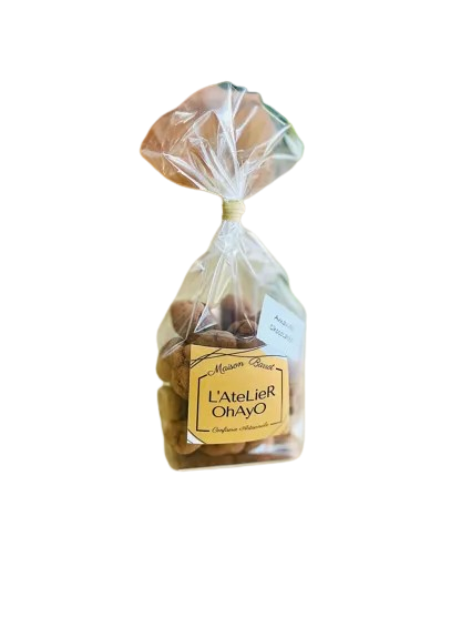 Photo d'un sachet de noix enrobés de chocolat, présenté sur un fond blanc.